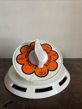 •| vintage kitchen timer